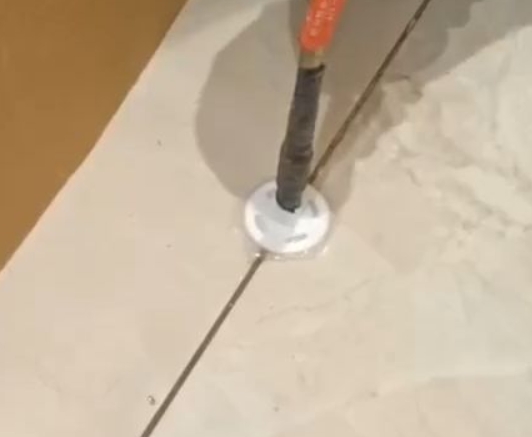 苏尼特右瓷砖空鼓维修公司专业解答瓷砖在铺贴过程中，如果没有涂抹均匀到位的粘结材料（如水泥砂浆或瓷砖胶），可能会导致以下问题