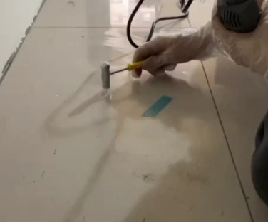 苏尼特右瓷砖开裂维修公司专业分享瓷砖在铺贴前如果没有沥干水分，将会导致以下问题